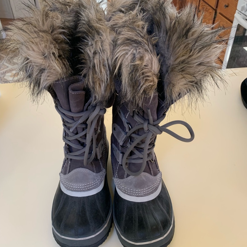 Khombu black fur boots.